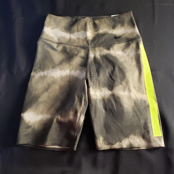 Nike One Luxe 7” Tie Dye Mid Rise Biker‎ Shorts NWT XS - Picture 2 of 9